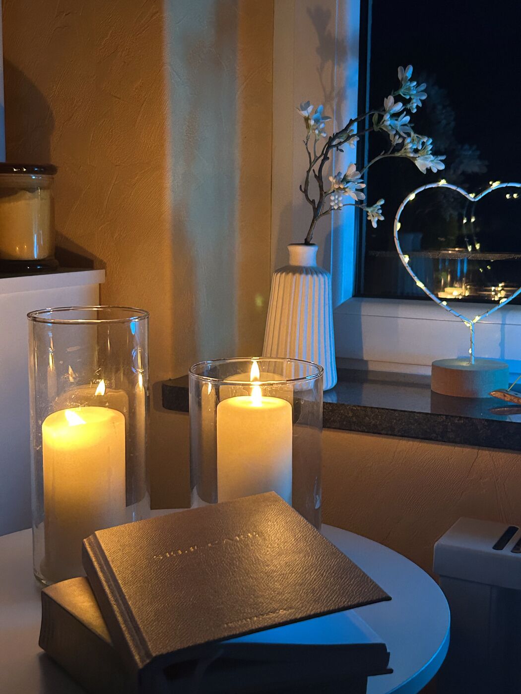 Tagebuch bei Kerzenlicht am Fenster, Journaling-Ritual am Abend
