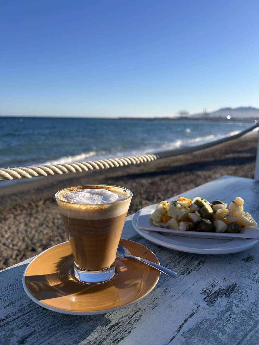 Cortado mit Tapas, Strandblick