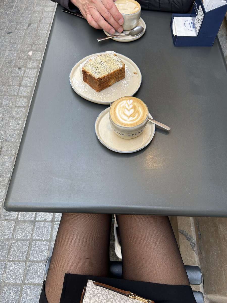 Cappuccino mit Latte-Art und Kuchen